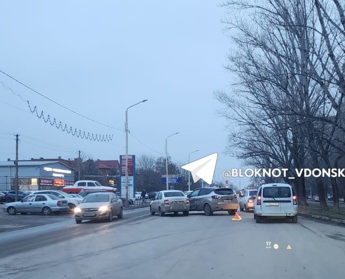 На улице Степной затруднено движение  В этом месте часто происходят ДТП. В предпоследний рабочий день недели также произошло столкновение. Два легковых автомобиля перегородили одну полосу движения. Теперь водителям предстоит пройти квест, объезжая столкнувшихся. Если не разъедутся в течение часа, то к 17:00 эта авария может стать причиной большой пробки. Имейте в виду.   ‍ Работа  Авто    Глэмпинг   Новый год