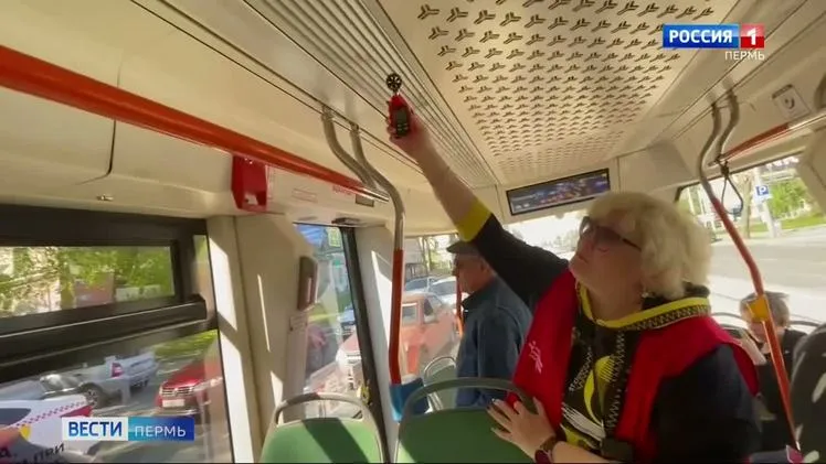 В общественном транспорте Перми начались проверки работы кондиционеров   vesti perm ru publications 600c233e 3a07 4eca b331 5ed74dd900a6 Как сообщили в департаменте транспорта администрации Перми в связи с наступлением теплой погоды контрольно ревизорская служба начинает усиленную проверку работы кондиционеров в общественном транспорте Все перевозчики заранее были уведомлены о необходимости проверки обслуживания климатических установок в салонах автобусов и трамваев Кондиционеры должны включаться при температуре воздуха на улице выше 20 градусов и если перевозчик данное условие не выполняет то контролёры фиксируют нарушение В дальнейшем на основе зафиксированных нарушений перевозчику назначается штраф По прогнозу синоптиков сегодня днем в Перми температура воздуха прогреется до 26 градусов а в выходные может потеплеть и до 30 градусов Вести Пермь в MAX   max ru vestipermtv