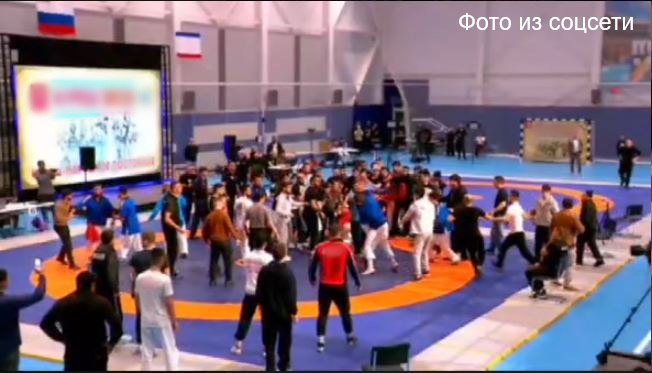 Сотрудники полиции Симферопольского района пресекли конфликт на турнире и привлекли к ответственности нарушителей В селе Перово при проведении спортивных соревнований произошел инцидент где во время поединка между двумя спортсменами произошел словесный конфликт Впоследствии конфликт перерос в потасовку и с другими спортсменами  Сотрудники ОМВД России по Симферопольскому району оперативно вмешались Применив специальные средства правоохранители смогли быстро локализовать конфликт и восстановить порядок В отношении нарушителя составлен протокол об административном правонарушении по ч 1 ст 20 1 КоАП РФ Мелкое хулиганство Кроме того организаторам соревнований было вынесено официальное предостережение о необходимости строгого соблюдения общественного порядка на подобных мероприятиях  Решается вопрос о привлечении организаторов мероприятия к административной ответственности по ст 20 32 КоАП РФ Нарушение правил обеспечения безопасности при проведении официальных спортивных соревнований МВДКрыма ПолицияСимферопольскогоРайона Соревнования ДракаСпортсменов Поединок КонфликтНаТурнире