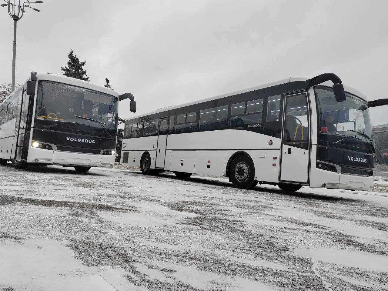 Донецк получил два новых туристических автобуса большой вместимости  Об этом рассказал председателя правительства ДНР Евгений Солнцев.  Поставка осуществлена по линии Минпромторга РФ в рамках федеральных программ по обновлению подвижного состава пассажирского транспорта.