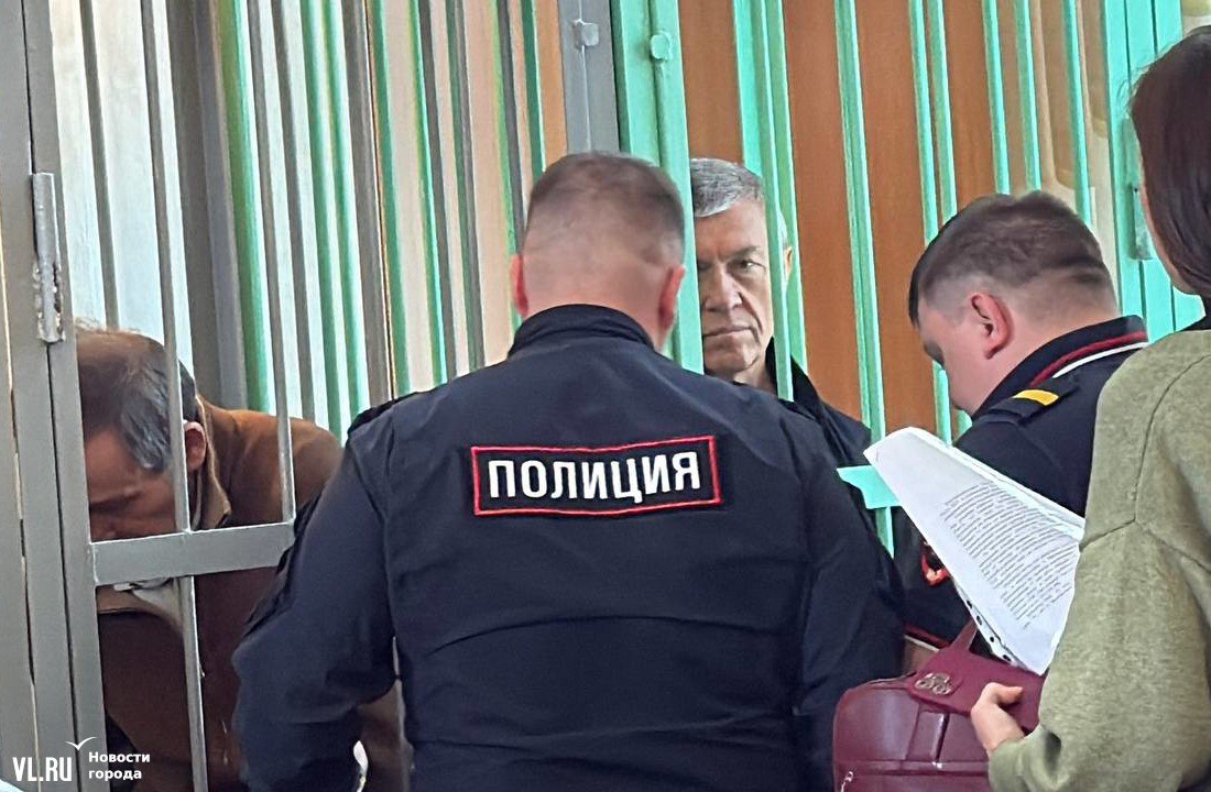 В суде по делу «Восточной верфи» защита экс-прокурора Приморья Валерия Василенко попросила перевести его из СИЗО под домашний арест Во Владивостоке началось рассмотрение уголовного дела о растрате средств АО «Восточная верфь». На скамье подсудимых – бывший директор предприятия Олег Зубахин, бывший прокурор Приморского края Валерия Василенко и ещё несколько человек. Сегодня заседание началось с ходатайств: защита попросила о переводе экс-прокурора Василенко под домашний арест и о встрече Зубахина с дочерью. После этого на протяжении практически часа прокурор зачитывал обвинение. Второе слушание, на котором выскажется уже сторона защиты, назначили на 16 июня. Подробнее