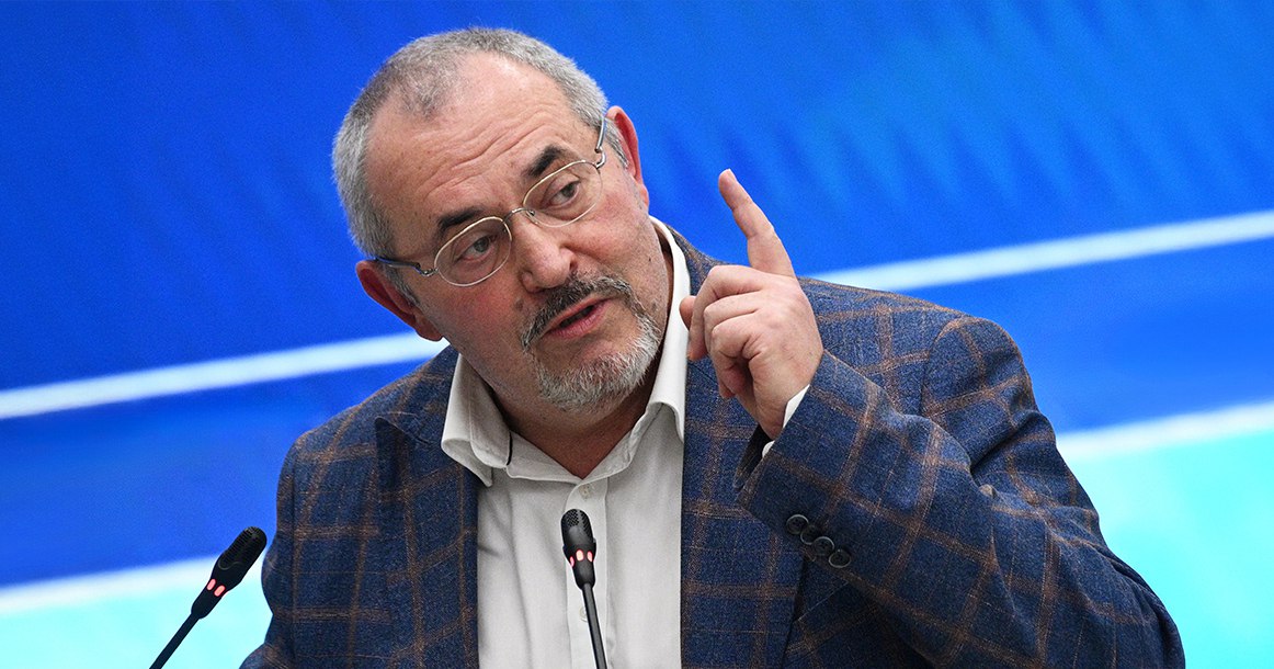 Борис Надеждин подал заявку на пикет у стен Думы против закона о поиске экстремизма в интернете Завтра утром, 22 июля, у входа в здание Госдумы может пройти митинг против законопроекта о штрафах за поиск экстремистской информации в Сети. Заявку на проведение мероприятия в мэрию отправили экс-кандидат в президенты Борис Надеждин и политтехнолог Дмитрий Кисиев. Кисиев в разговоре с журналистами «Осторожно Media» сказал, что заявка несет исключительно уведомительный характер и если пикет не согласуют, они все равно выйдут к стенам Госдумы. В обращении Надеждин также попросил мэрию не ссылаться на «ковидные ограничения» в случае отказа, как это было, например, с заявкой партии «Яблока» на проведение пикета против барельефа Сталина на «Таганской». Однако в этом случае мэрия имеет право отказать в пикете, сославшись на статью 7 федерального закона «О собраниях, митингах, демонстрациях, шествиях и пикетированиях». Фото: Кирилл Зыков/РИА Новости