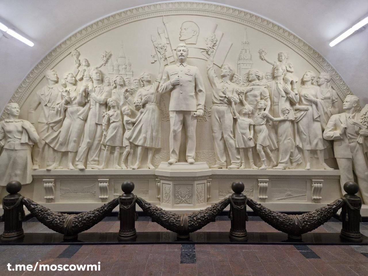 Сталина вернули в метро — барельеф с генеральным секретарём восстановили в переходе на «Таганской» в честь 90-летия московского метро. Оригинал был уничтожен в 1960-е.