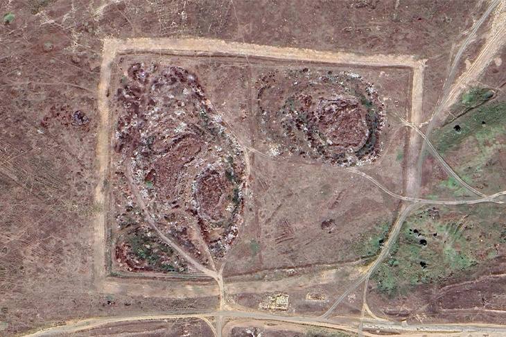 Под Волгоградом уберут гигантскую свалку на месте столицы Золотой Орды  Власти Ленинского района Волгоградской области намерены избавиться от позорной свалки, которая образовалась на территории объекта культурного наследия федерального значения «Развалины Сарай – Берке  Новый Сарай » на окраине села Царев. Администрация района разместила извещение о проведении электронного аукциона на ликвидацию несанкционированной свалки с начальной стоимостью контракта в 11 миллионов 50 тысяч рублей.   Согласно условиям контракта, свалку должны убрать в течении трех недель после заключения договора. Как следует из технической документации, речь идет о смешанных отходах 4-5 классов опасности  отходы мебели, ветки, солома, мусор от сноса и разборки зданий, отходы грунта и т.д. .