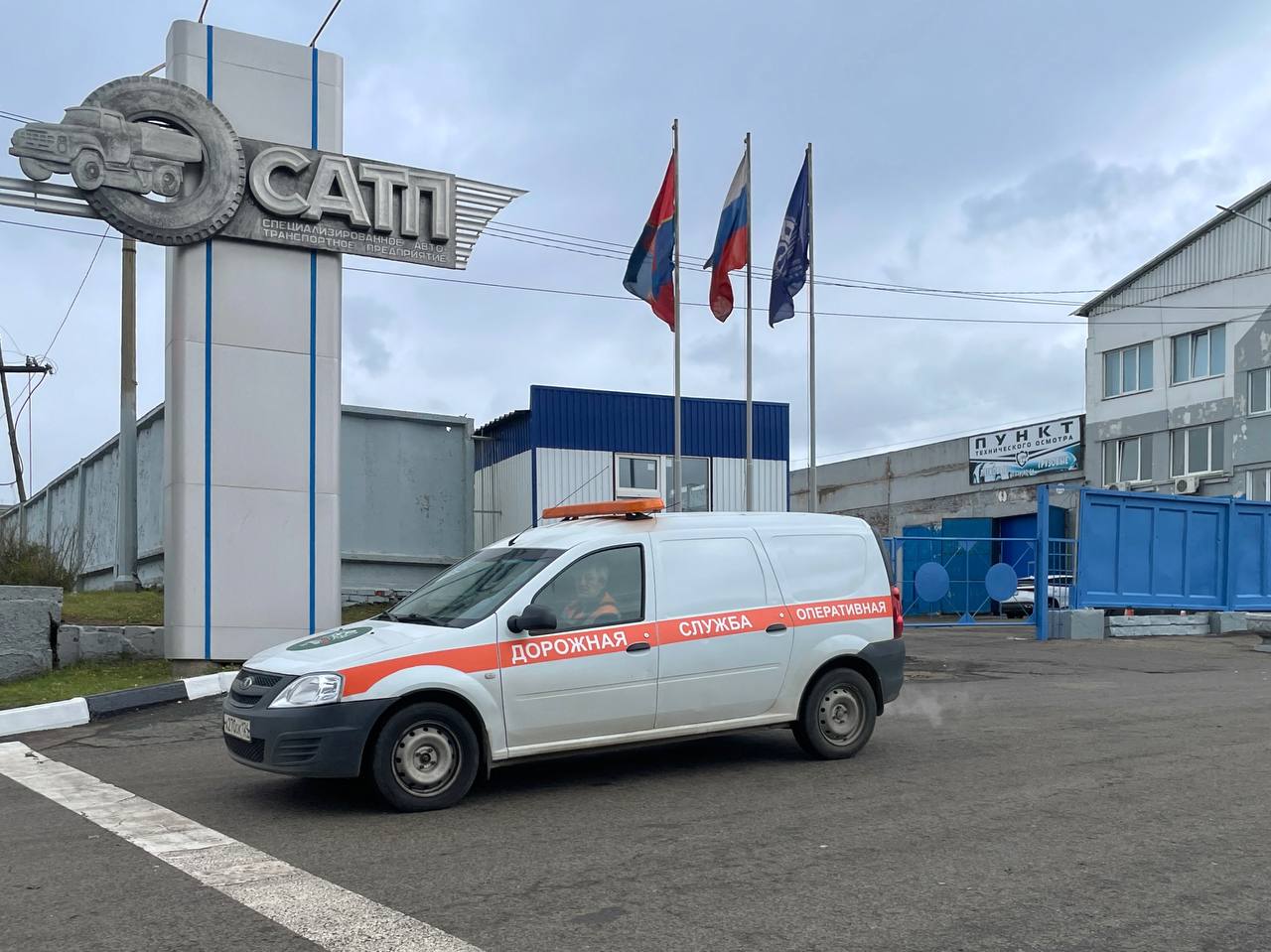 Переходим через ноль дорожная служба в режиме готовности Ночами температура опускается ниже нуля а значит на дорогах может появиться скользкость К тому же ещё не все водители успели сменить резину Чтобы своевременно реагировать на изменения дорожных условий наши специалисты ведут круглосуточный мониторинг состояния дорог Он включает не только получение данных от метеослужбы и камер наблюдения но и объезды Мастера выезжают на закреплённые участки и лично оценивают состояние покрытия чтобы при необходимости оперативно обработать опасные участки противогололёдными материалами В выходные среднесуточный выход техники составил 70 единиц Обработка дорог пока не потребовалась но дорожники продолжают работать в режиме готовности