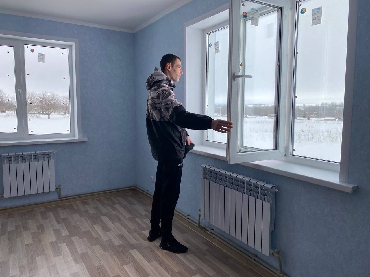 В 2025 году 129 детей сирот получили квартиры в Краснодаре В 2025 году в Краснодаре в рамках краевой программы Дети Кубани администрация приобрела 129 однокомнатных квартир для детей сирот и детей оставшихся без попечения родителей На эти цели из бюджета края была выделена субвенция в размере более 582 млн рублей свои фото видео и истории присылайте нашему боту prostokrd bot Подпишись на наш канал в Telegram MAX