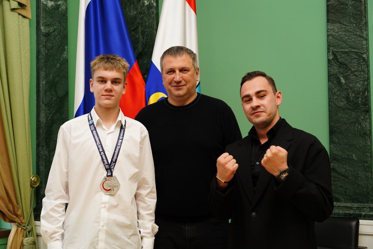 Самарский спортсмен воспитанник спортивной школы олимпийского резерва 3 Артем Сенчев стал серебряным призером Первенства мира по тхэквондо ИТФ 2025 Соревнования проходили с 5 по 13 октября в Италии Под руководством своего тренера Авета Кущян Артем не только вошел в число лучших спортсменов но и выполнил норматив мастера спорта России Мэр города Иван Носков поздравил тхэквондиста Уверен это далеко не последняя медаль для Артема Самое главное чтобы и он и каждый наш самарский спортсмен помнил на любых в том числе самых сложных соревнованиях за ним его команда тренер родители друзья и вся Самара Желаю дальнейших побед и новых спортивных высот отметил глава города Самара Иван Носков ГТРК Самара MAX lВК lОК lСАЙТ