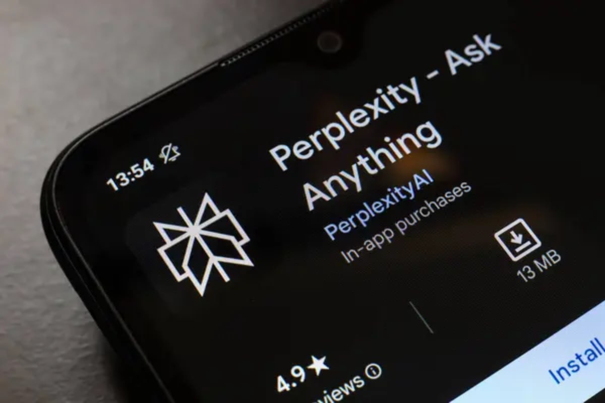 Perplexity прибирает себе не Apple, а Samsung Корейский гигант близок к заключению обширной сделки по встраиванию ИИ-помощника Perplexity в свои устройства, сообщает Bloomberg. Из конкретики пока что — предустановка приложения Perplexity на будущие устройства Samsung, а также встраивание его поисковых функций прямо в браузер по умолчанию. Обсуждают и внедрение Perplexity в Bixby, уже существующего помощника Samsung. Кроме того, Samsung может стать одним из крупнейших инвесторов Perplexity — в ближайшем раунде стартап собирается поднять 500 млн долларов при оценке в 14 млрд долларов. Интеграции покажут уже в этом году, а в следующем можно ожидать, что Perplexity станет помощником по умолчанию в Galaxy S26. Я ранее писал, что в переговорах с Perplexity была Apple — на мой взгляд, покупка или крупная инвестиция помогла бы гиганту резко поменять курс развития своей Siri и поисковых функций. Однако Apple предпочла заняться переработкой ИИ через внутренние команды, а на WWDC через неделю вообще не будет ничего про AI — говорить будут про дизайн и ребрендинг названий: похоже, теперь индекс будет соответствовать году выпуска, и следующие операционки и устройства будут иметь индекс 26: iOS 26, tvOS 26, iPhone 26. Тут действительно произошёл некоторый зоопарк с неймингом из-за разных поколений айфонов, часов и более новых устройств типа AirPods и Vision Pro: даже айфон современный — iPhone 16, а последняя iOS — 18. Но и тут первенство за Samsung: это они ещё в 2020 году перешли на нейминг в соответствии с годом выпуска, а не порядковыми номерами продуктов. А теперь Samsung делает стратегические инвестиции в ИИ, пока Apple собирается пропустить ещё один сезон на динамично изменяющемся рынке.