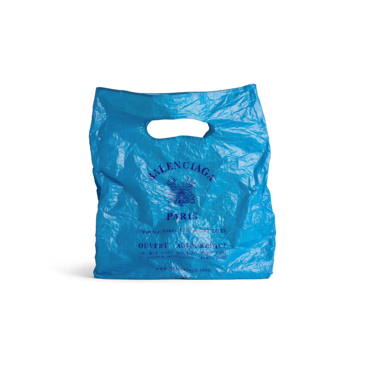 Бренд Balenciaga выпустил мужскую сумку Marche Packable, выглядящую как синий мятый пластиковый пакет. За аксессуар просят 995 долларов, или примерно 79 тысяч рублей. Сумка выполнена из полиамида, на ней размещен логотип модного дома. По словам представителей марки, в сумку можно положить смартфон, кошелек, планшет и ноутбук общим весом до 10 кг. Изделие советуют не подвергать воздействию солнечного света и беречь от воды. Больше новостей — в Daily News