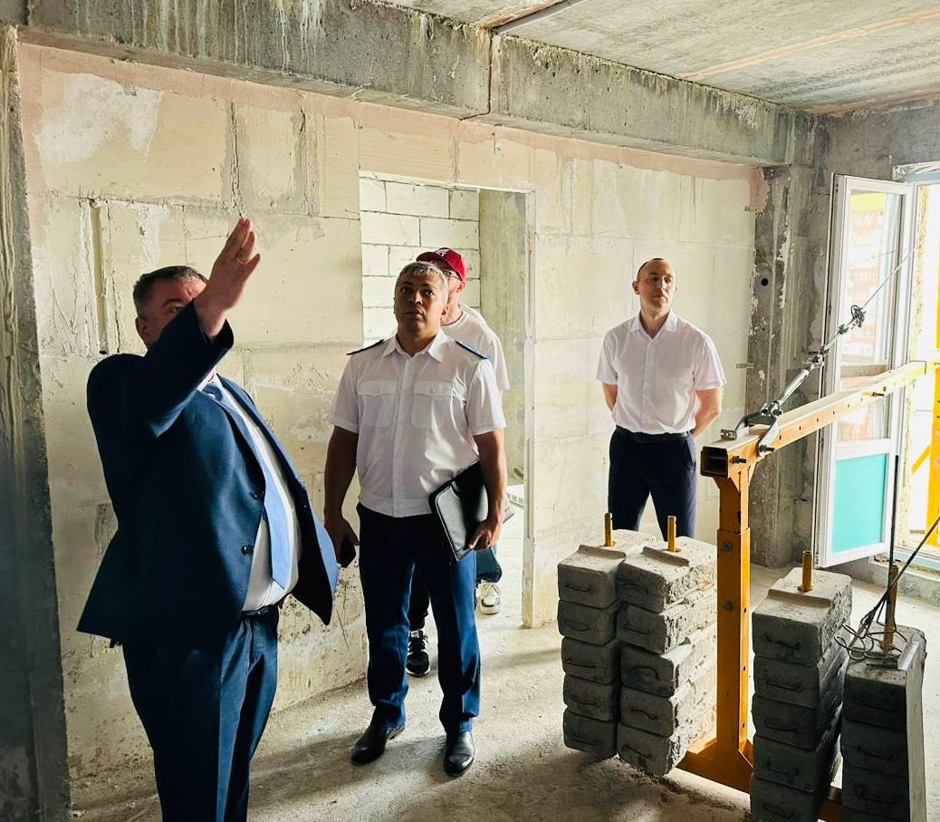 Прокурор города Нижневартовска посетил объект долевого строительства Прокурор города Нижневартовска Александр Ерёменко совместно с главой города Нижневартовска, представителем территориального отдела инспектирования Службы жилищного и строительного надзора ХМАО-Югры, а также участниками долевого строительства посетил строящийся объект - многоквартирный дом, расположенный в ЖК «Апельсин» по адресу: ул.Героев Самотлора, д.17 в г.Нижневартовске. Представители застройщика-ООО СЗ «ГарантСтройМонтаж» представили отчет о темпах ведения строительных работ многоквартирного дома. В ходе выезда дана оценка готовности объекта, качеству работ при строительстве дома, проведена встреча с участниками долевого строительства. Прокурор города отметил необходимость соблюдения установленных сроков окончания строительства дома и недопустимость нарушений прав дольщиков. Выезды на указанный объект в целях контроля будут осуществляться на регулярной основе.