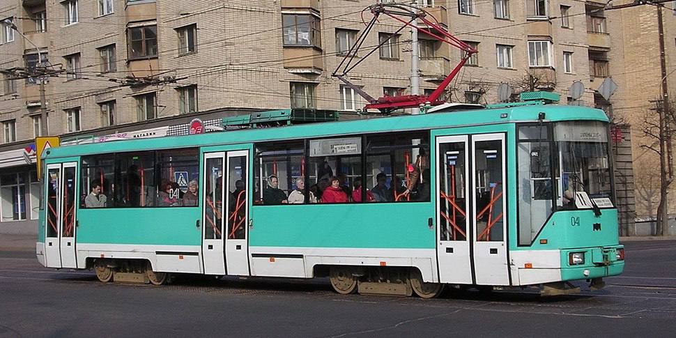 Участок трамвайных путей в Минске закроют для движения на полтора месяца  Речь идет об участке от улицы Красной до диспетчерской станции «Озеро». Запрет начнет действовать с 00:30 15 марта и продлится до 05:00 1 мая.   Это связано с угрозой безопасности дорожного движения  в том числе жизни и здоровью граждан .  Каких трамвайных маршрутов коснется запрет? В первую очередь, речь идет о маршрутах с номерами 3, 4 и 5, поскольку одной из их конечных станций является как раз ДС «Озеро». Вероятно, ездить данные трамваи в период с 15 марта по 1 мая будут иначе.