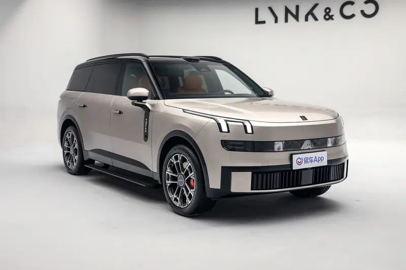 Новый Lynk & Cо 900 взорвал рынок: 10 000 предзаказов за час Премиум-бренд Lynk & Co открыл продажи своего флагманского гибрида Lynk & Co 900 2025 года. В первый же час на него поступило 10 000 предзаказов. Стартовая цена на ограниченный период составляет ¥289 900 около ₽3,3 млн . Размеры авто — 5240 мм в длину при колесной базе 3160 мм, что ставит его в один ряд с Mercedes GLS. Модель построена на новой платформе SPA Evo специально для крупных гибридов и предлагает два варианта двигателей. Разгон до 109 км/ч занимает 4,3 с, запас хода на электротяге до 220 км. В списке опций — пневмоподвеска, адаптивные амортизаторы и задние поворотные колеса. Внутри — настоящий кинотеатр на колесах: 30-дюймовый 6K-экран спереди и такой же сенсорный дисплей для второго ряда. Аналитики связывают бешеный спрос на Lynk & Co 900 с удачным сочетанием цены и характеристик — за аналогичные деньги конкуренты предлагают либо меньше пространства, либо скромнее оснащение. Прислать новость Чат Lynk&Co #evНовости
