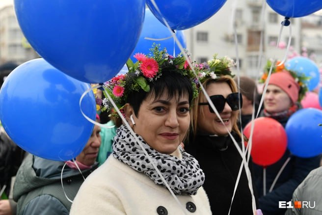В Приморье снова отменили первомайское шествие — уже второй год подряд. Почему — пока неизвестно. Как сообщили в пресс-службе правительства края, 1 мая во Владивостоке состоится праздничная программа на набережной Спортивной гавани. Гостей ожидают тематические мастер-классы и другие мероприятия. Полная афиша будет опубликована позднее. Напомним, что аналогичное решение принималось и в 2024 году. Тогда шествие отменили из-за повышенного уровня террористической угрозы. Взамен в муниципалитетах Приморья провели собрания трудовых коллективов, концерты, флешмобы и патриотические акции. Подписаться