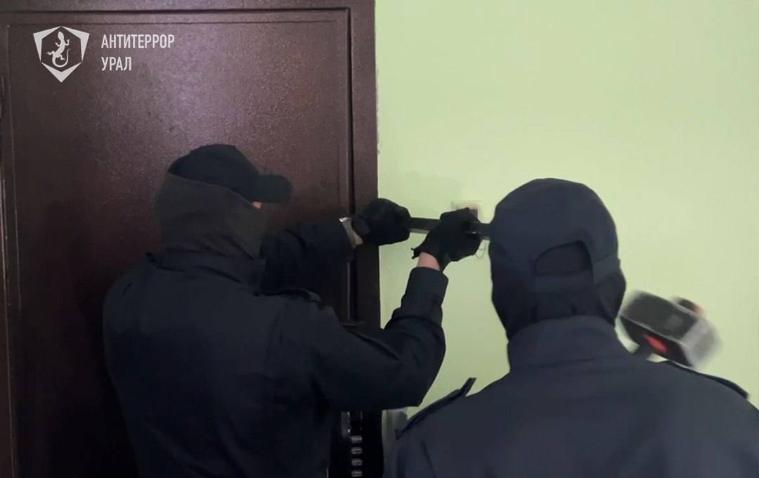 В Екатеринбурге пресекли деятельность ОПГ по организации незаконной миграции ФСБ, МВД и СКР задержали 9 участников организованной преступной группы, занимавшейся незаконным пребыванием иностранцев в РФ. По данным следствия, группа, возглавляемая 41-летним уроженцем Средней Азии, фиктивно регистрировала мигрантов. В ОПГ вошли, в том числе, директор центра приёма экзаменов для иностранцев, которая за деньги давала правильные ответы. Максимальное наказание – до 15 лет лишения свободы. Расследование продолжается. Антитеррор Урал