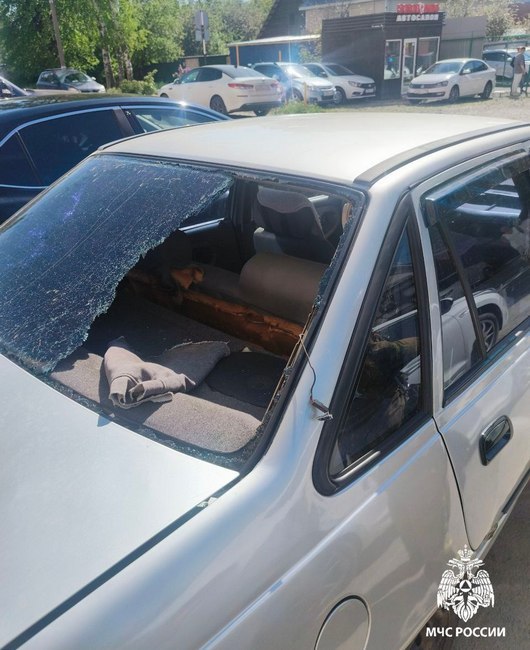 Взрыв в машине Два автомобиля пострадали в результате взрыва газового баллона в Ижевске. Хозяин Daewoo Nexia оставил баллончик с газом для розжига на заднем сиденье машины. Нагревшись на солнце, он сдетонировал и выбил заднее стекло легковушки. Осколками повредило лакокрасочное покрытие стоявшей рядом машины Фото: пресс-служба ГУ МЧС по Удмуртии #Удмуртия #Ижевск