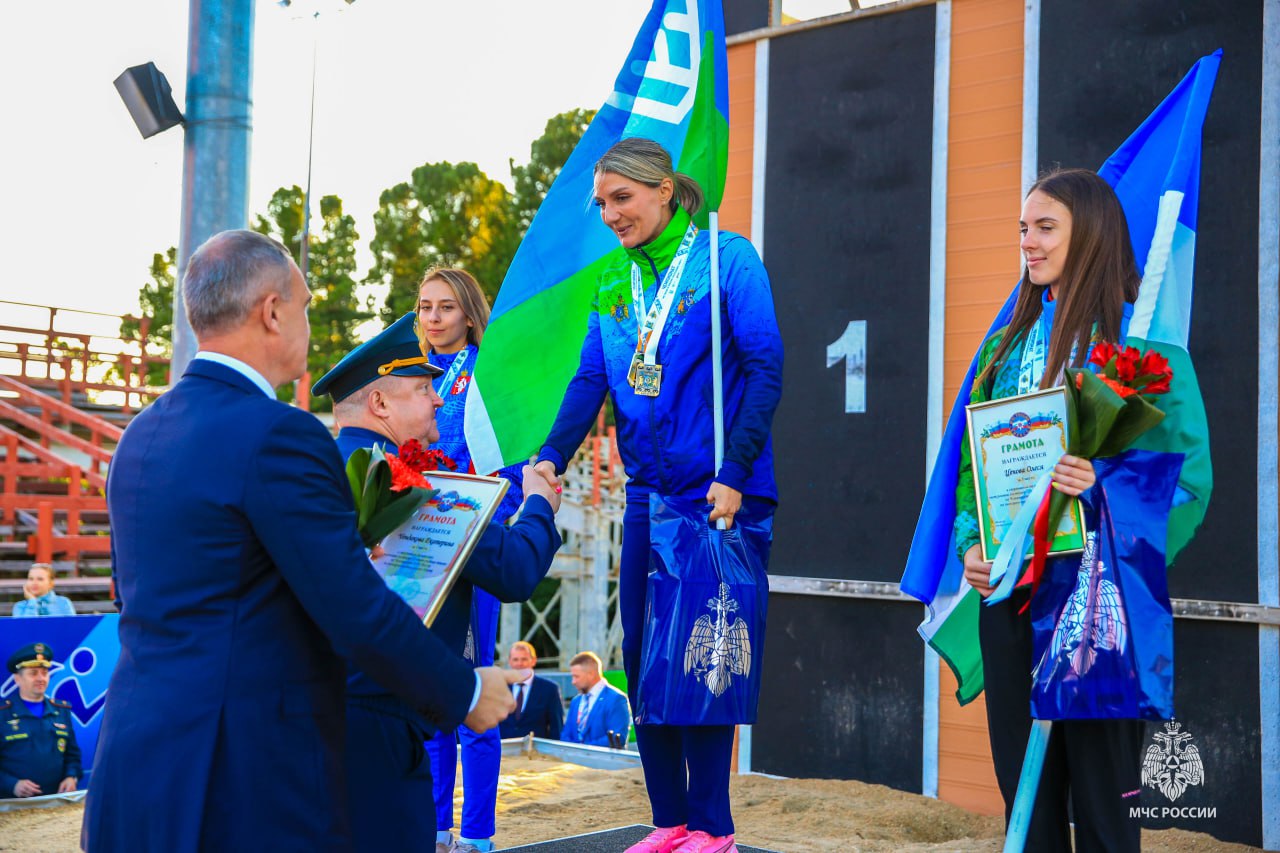 Чемпионат и первенство МЧС России по пожарно-спасательному спорту: первые итоги  В Ханты-Мансийске прошли забеги в подъеме по штурмовой лестнице. Женщины покоряли высоту второго этажа, а мужчины демонстрировали свою ловкость и силу, поднимаясь на четвертый.  По итогам первого дня соревнований, среди женщин:  место – Екатерина Чендакова  ХМАО – Югра ;   место – Карина Бочкарева  Свердловская область ;   место – Олеся Ценова  Республика Башкортостан .  Среди мужчин:   место – Вадим Шевчук  г. Москва ;  место – Артем Малинин  Московская область ;   место – Никита Попов  Московская область .  На полосе препятствий среди юниоров:   место – команда Московской области;   место – команда Свердловской области;   место – команда ХМАО – Югры.   МЧС ХМАО-Югры     #МЧСЮгры #МЧСРоссии #ЧемпионатМЧСРоссии