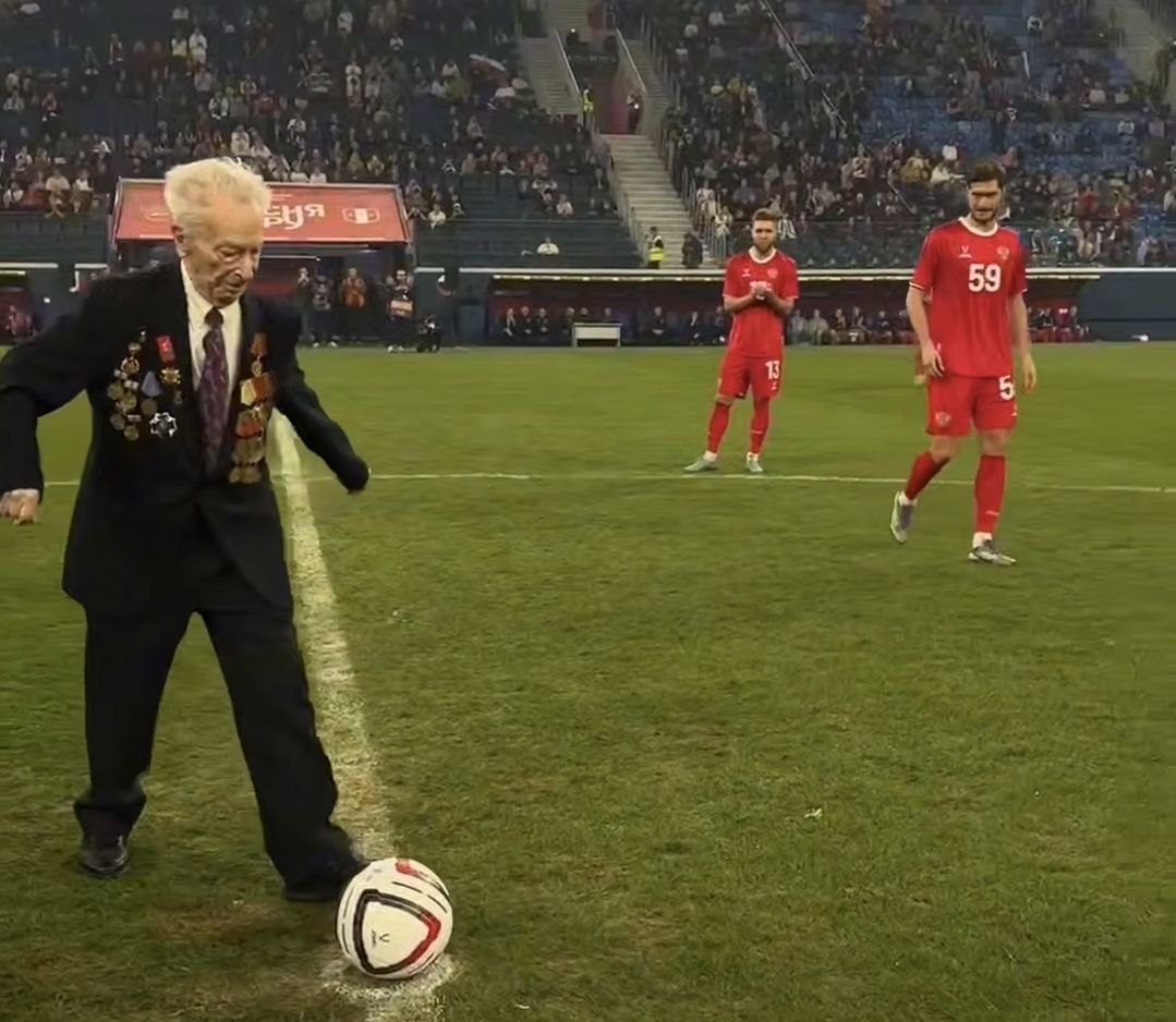 Первый удар по мячу в матче Россия Перу нанес 99 летний ветеран Великой Отечественной Владимир Колосов Встреча проходит в Петербурге Именно в Ленинграде 22 июня 1941 года Владимир Михайлович вместе с друзьями хотел пойти на футбол в тот день таи должны были играть ленинградский Спартак против московского а харьковский против Зенита за который всю жизнь Колосов и болеет Но тогда стало не до футбола В блокадном Ленинграде Колосов оставался до 1942 года в апреле его с артиллерийской школой эвакуировали по Дороге жизни через Ладогу а затем и в Алтайский край Володе Колосову не было еще и 17 лет когда его наградили медалью За оборону Ленинграда День Победы Владимир Колосов встретил в Киеве Он также награжден медалью За победу над Германией rodinargru