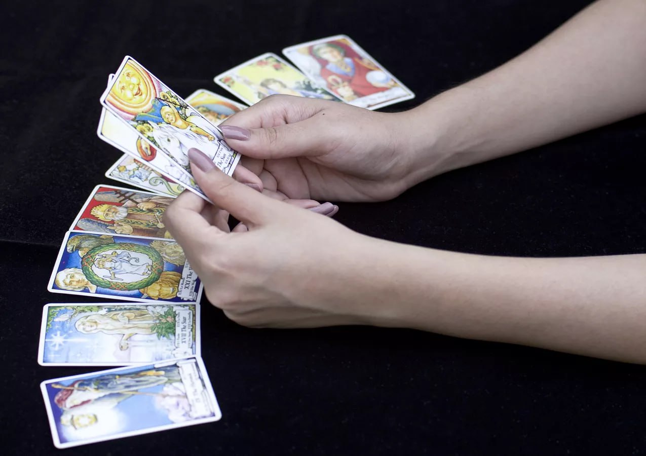 Продажи карт таро на маркетплейсах этим летом снизились на 46 по сравнению с прошлым годом подсчитали для РИА Новости в сервисе Moneyplace Также значительно упал интерес к рунам для гадания на 43 в годовом выражении Средний чек на эзотерические товары в июне августе вырос на 11 24 в годовом выражении и составил 574 рубля Но выручка продавцов уменьшилась со 172 8 млн рублей до 103 5 млн рублей Подписаться на РИА Новости экономика Все наши каналы
