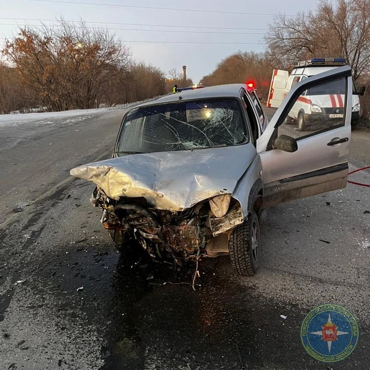 В куче мятого хлама сложно узнать машину: водителя зажало среди обломков после ДТП в Челябинской области  В поселке Локомотивном Карталинского района два человека пострадали при лобовом столкновении машин. Друг в друга врезались «Нива» и ВАЗ-2109. Обе машины исковеркало силой удара. ВАЗ превратился в груду смятых обломков, в которой с первого взгляда можно и не опознать автомобиль. При столкновении пострадали оба водителя. Одного из них зажало в салоне.  — Освободить нижнюю часть тела, зажатую между креслом и деформированной приборной панелью, оказалось возможным только после применения гидравлического аварийно-спасательного инструмента, — рассказали в Поисково-спасательной службе Челябинской области.  Спасатели вызволили мужчину и передали бригаде скорой помощи.