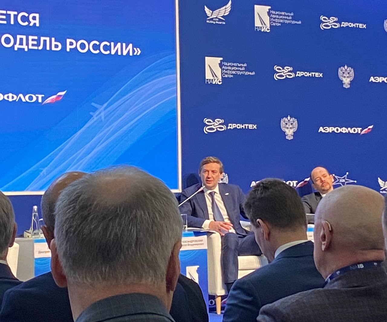 Группа Аэрофлот сейчас не рассматривает российский рынок как дефицитный Об этом заявил глава нацпера Сергей Александровский в ответ на вопрос о том не указывает ли рост загрузки кресел на дефицит провозных емкостей Александровский отметил тренд на увеличение доли международных перевозчиков Если раньше она составляла около 30 то в 2025 году достигла 47 Глава Аэрофлота считает что авиавластям нужно обратить на это внимание с точки зрения паритета с российскими перевозчиками   Пристегните ремни