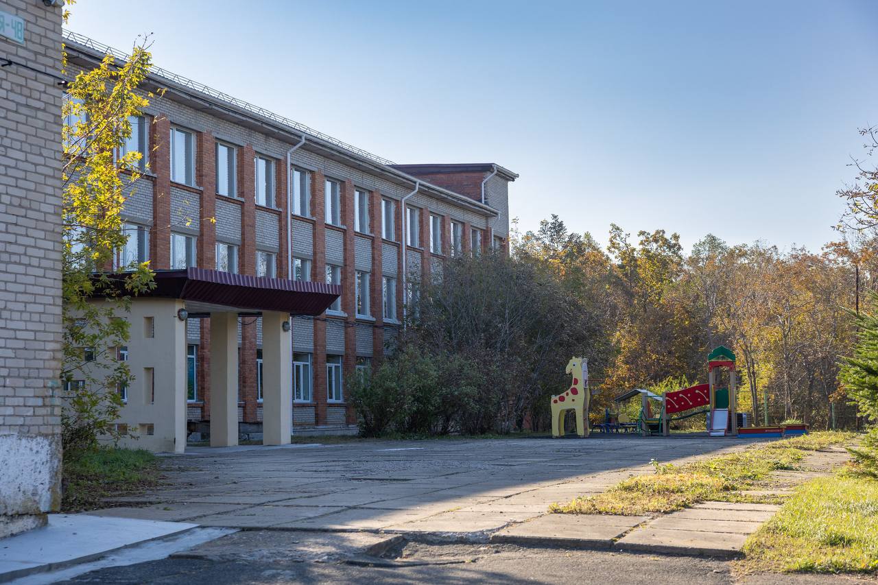 Благоустроить территорию у школы 29 предлагают жители Владивостока Школа является единственным культурно образовательным центром на острове Попова Учреждение включает в себя также и детский сад Жители уверены для комфортного обучения и проведения досуга на свежем воздухе необходимо благоустроить школьную территорию Поэтому они разработали концепцию благоустройства и подали ее на краевой конкурс Твой проект Если проект войдет в число победителей здесь появится зона отдыха со скамейками урнами вазонами в современном стиле Существующее асфальтовое покрытие отремонтируют установят малые архитектурные формы Поддержать инициативу и ознакомиться с другими проектами участниками можно напортале pib primorsky ru до 21 декабря Пять проектов из Владивостока набравшие наибольшее количество голосов получат три миллиона рублей нареализацию в 2026 году Благоустройство Читайте наши новости в МАХ