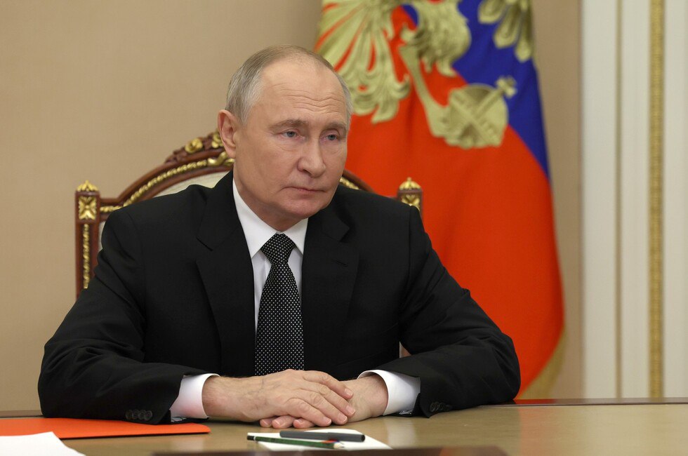Путин выразил соболезнования в связи со смертью актрисы Нины Гребешковой : Написать нам «Нина Павловна была светлым, талантливым и обаятельным человеком, замечательной актрисой, которую любили многие поколения зрителей. Ее большой творческий путь был наполнен яркими, запоминающимися ролями, вошедшими в историю отечественного кинематографа», — написал Президент РФ. Путин уверен, что добрая память об актрисе навсегда сохранится в сердцах родных и близких, друзей, всех почитателей ее дарования. Гребешкова умерла на 95 году жизни 10 мая. Она сыграла около 130 ролей в кино. Фото: Администрация Президента России Читать полностью