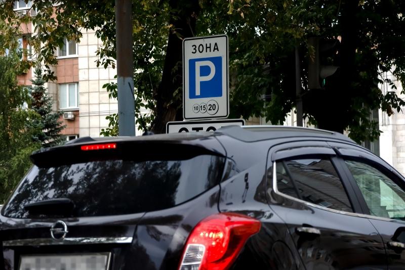 В Челябинске будут штрафовать за парковку на газоне В городе запускают автоматическую систему фиксации нарушений парковки. Штрафы начнут приходить уже с конца июня. Наказывать будут в том числе за стоянку на газонах. За такое нарушение придётся заплатить от 1 до 5 тысяч рублей. «Наша задача - не наказать, а предотвратить. Нужно установить информационные таблички, чтобы знали, что штрафы будут приходить», – сказал глава Челябинска Алексей Лошкин. Ранее его зам Дмитрий Агеев предлагал ужесточить наказание за неуплату на платных парковках — в рамках проекта по созданию муниципальной парковочной системы Уралити