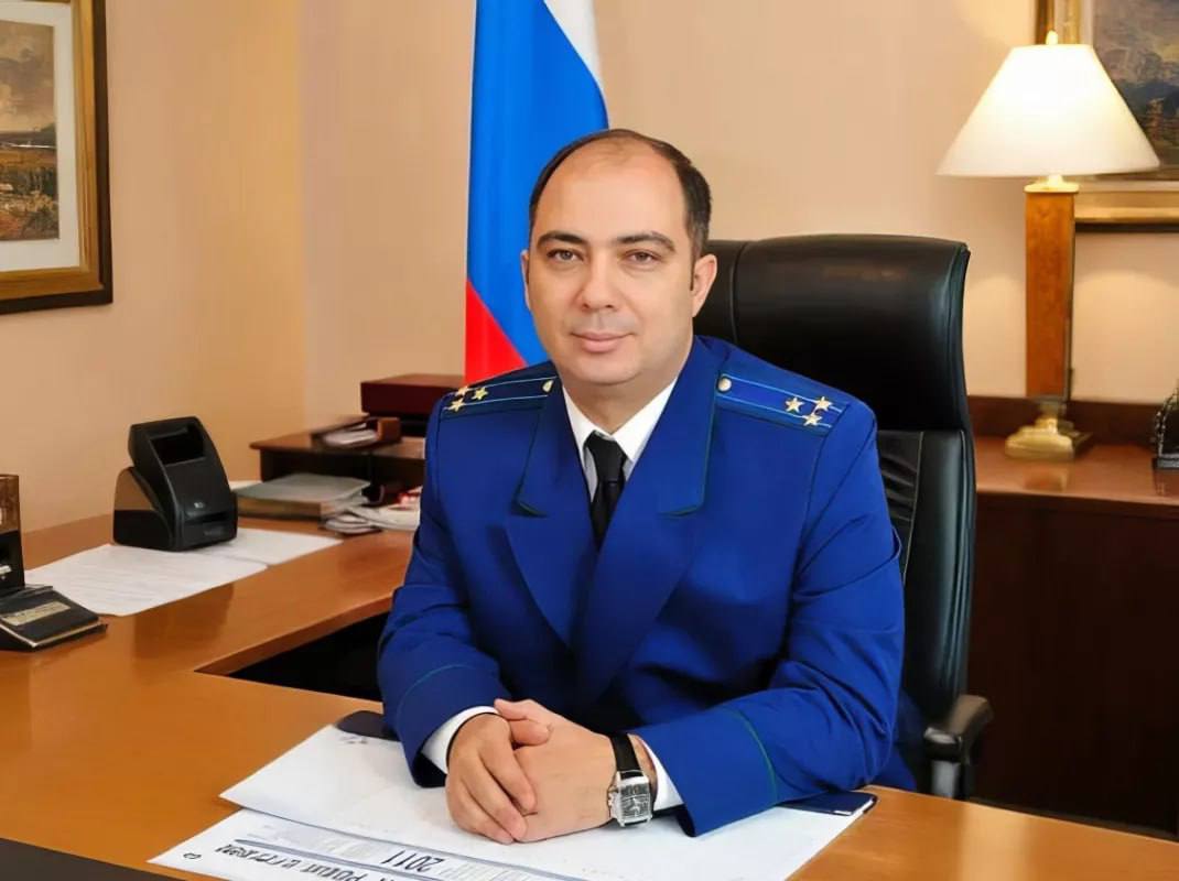 Валерий Войнов может стать новым прокурором Воронежской области Сенаторы готовятся к одобрению кандидатуры Валерия Войнова на должность прокурора Воронежской области Ещё в начале октября сообщалось что действующего прокурора региона Николая Савруна в ближайшее время может сменить 54 летний начальник Главного управления кадров Генеральной прокуратуры РФ Валерий Войнов Сенатор Андрей Клишас подтвердил эту информацию и заявил что 11 ноября Совет Федерации рассмотрит представленные президентом Владимиром Путиным кандидатуры на прокурорские посты Среди них и Войнов претендующий на должность главного прокурора Воронежской области После одобрения сенаторов указ о назначении должен будет подписать президент Валерий Войнов возглавил управление кадров Генпрокуратуры в 2021 году Ранее он занимал должности заместителя прокурора Калининградской области и первого заместителя прокурора Московской области Подписаться на Пятую власть