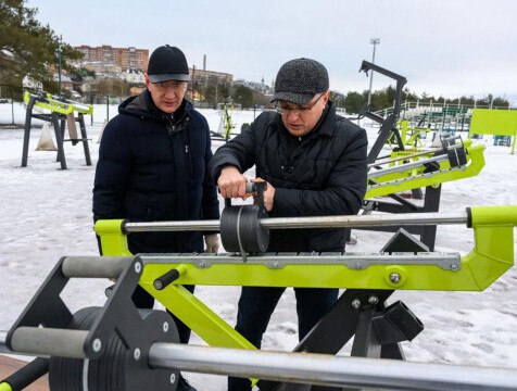 Калужский сквер Волкова продолжат благоустраивать  В сквере Волкова губернатор Владислав Шапша вместе с градоначальником Калуги Дмитрием Денисовым протестировали уличные тренажеры. В 2025 году планируется продолжить благоустройство сквера – сделать ударогасящее покрытие, озеленить территорию.