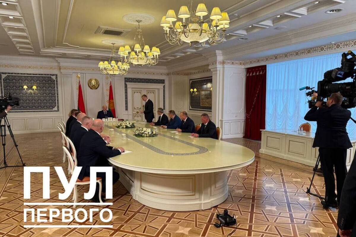 Александр Лукашенко согласовал ряд кадровых назначений Петкевич Наталью Владимировну – Заместителем Премьер-министра Республики Беларусь; Вакульчика Валерия Павловича – руководителем Аппарата Совета Министров Республики Беларусь; Перцова Владимира Борисовича – Первым заместителем Главы Администрации Президента Республики Беларусь; Караника Владимира Степановича – Председателем Президиума Национальной академии наук Беларуси; Рогащука Николая Михайловича – Чрезвычайным и Полномочным Послом Республики Беларусь в Грузии; Юргевича Владимира Иосифовича – помощником Президента Республики Беларусь - инспектором по Витебской области; Картуна Андрея Михайловича – заместителем Председателя Правления Национального банка; Скобялко Дениса Константиновича – заместителем Председателя Правления Национального банка; Шерстнева Николая Николаевича – заместителем Управляющего делами Президента Республики Беларусь; Подробности на сайте МОЗЫРЬ NEWS.