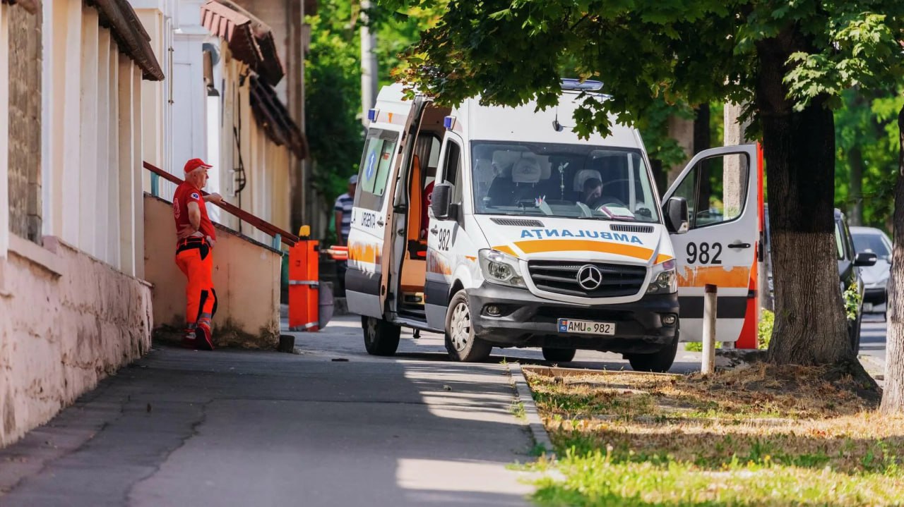 За прошлую неделю в службу скорой помощи обратились свыше 14 тысяч раз С 16 по 22 июня 2025 года Служба неотложной медицинской помощи Республики Молдова получила 14 265 обращений. После оказания помощи на месте, в больницы были доставлены 6 067 пациентов, в том числе 1 122 ребёнка. Наиболее частые случаи: 3 188 кардиологических случаев; 1 951 неврологическая экстренная ситуация; 1 623 травмы; 1 472 респираторные осложнения.