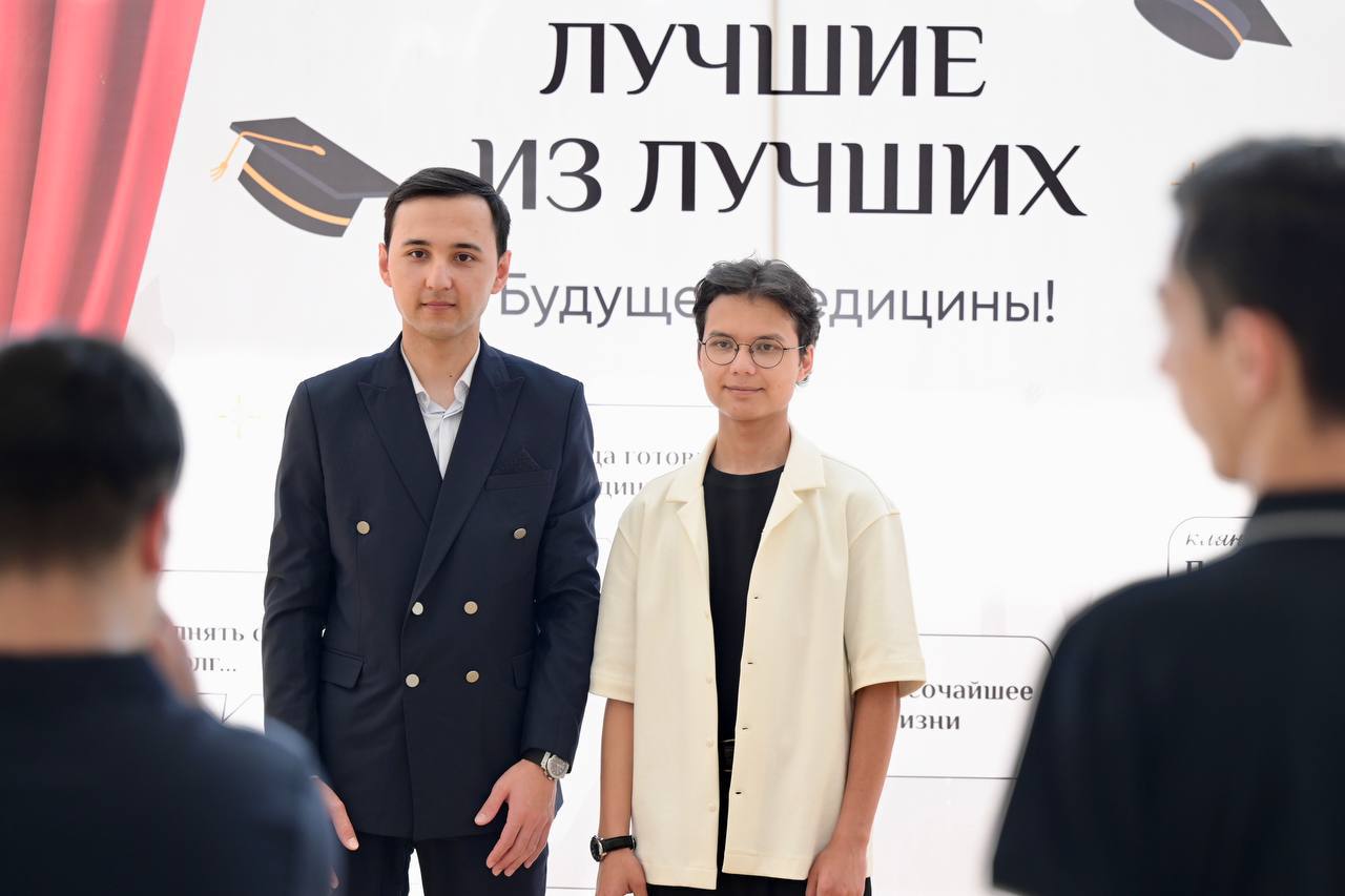 1 2 3 4 Более 235 млн рублей направлено на подготовку врачей по программам специалитета и ординатуры для больниц региона Средства выделены по решению главы региона Дениса Паслера. «Качество медицины напрямую зависит от профессионализма врачей, фельдшеров и медсестёр. Поэтому мы активно готовим квалифицированные кадры. По целевому набору обучим 130 врачей по специальности «Лечебное дело», 45 педиатров, 10 медиков по специальности «Медико-профилактическое дело» и столько же по профилю «Стоматология». Поскольку все эти студенты — целевики, они после получения образования гарантированно приедут работать туда, где их ждут уральские пациенты», — отметил Денис Паслер. В течение пяти следующих лет на подготовку специалистов с высшим образованием для удовлетворения кадровой потребности учреждений здравоохранения из областного бюджета будет ежегодно выделяться около 40 млн рублей. Это позволит укрепить кадровый потенциал больниц и продолжить успешную реализацию в регионе нацпроекта «Продолжительная и активная жизнь». Свердловский пул