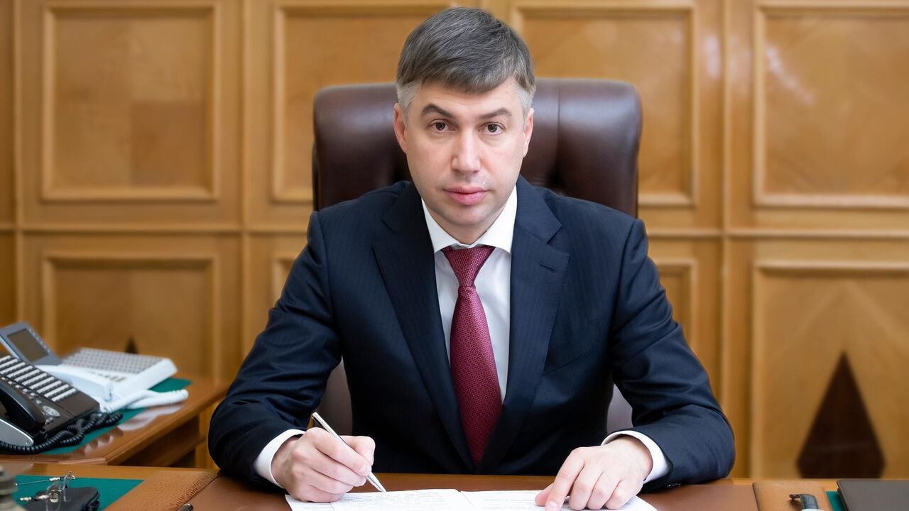 Бывшего главу администрации Ростова Алексея Логвиненко задержали Как сообщил источник экс главу задержали за превышение должностных полномочий сообщает портал Donday подробности задержания не уточняются Напомним в ноябре 2024 года Логвиненко подал в отставку которую депутаты Гордумы приняли Сейчас пост главы города занимает Александр Скрябин Известно что у Алексея Логвиненко трое детей но официально он не состоит в браке Подписаться на Новости Ростова Прислать новость Мы в Max rostovnews61