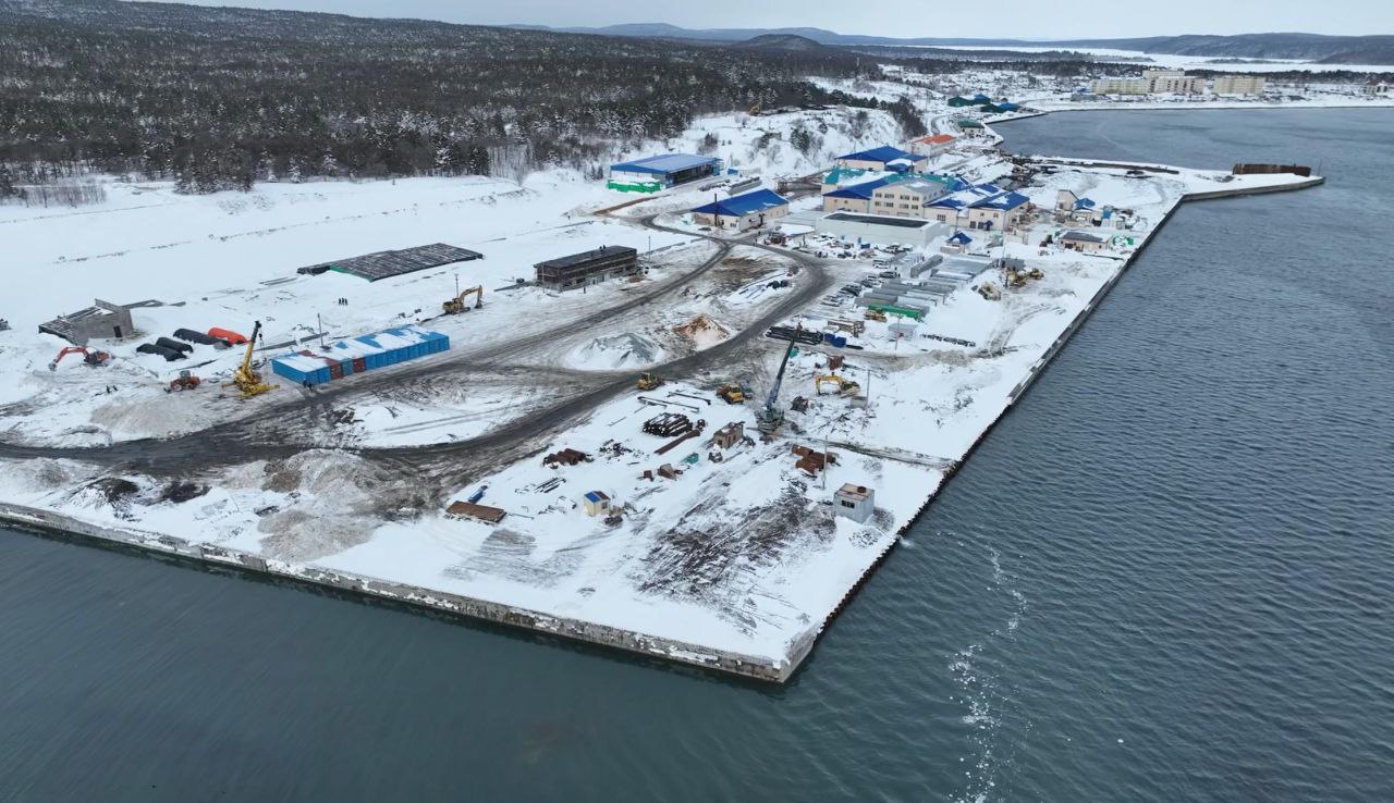 В Корсаковском районе появится завод по глубокой переработке сельди   Рыбопромышленный объект возведут до конца года в Озерском. Перерабатывающий завод станет частью действующего в селе предприятия и позволит создать 250 рабочих мест.   Перспективы развития предприятия с инвестором обсудил глава региона. Валерий Лимаренко посмотрел производственные цеха и существующую продукцию, а также оценил масштабы строительства и пообщался с работниками.     Губернатор отметил, что новый объект имеет большое значение для развития экономики региона. Завод возводят по федеральной программе инвестиционных квот. Его техническая готовность составляет уже 20%.