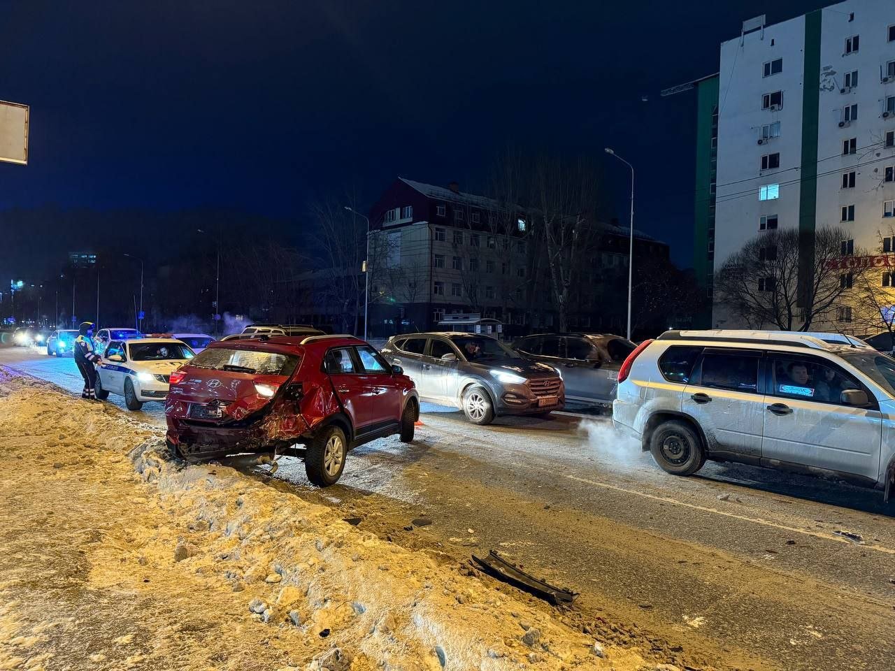 Два человека, в том числе 10-летний ребенок, пострадали сегодня в ДТП на ул. Пермякова, 7б в Тюмени.  Здесь столкнулись автомобили «Киа Оптима» и «Хендэ Крета». Предварительно, 52-летний водитель «Хендэ», житель Ноябрьска, нарушил правила разворота.  В результате ДТП пострадали две пассажирки автомобиля «Хендэ»: 38-летняя женщина и ее 10-летняя дочь.