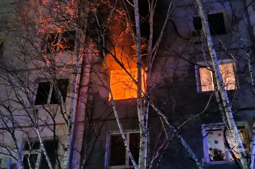 При пожаре в благовещенской пятиэтажке на улице Нагорной погибла молодая женщина Возгорание случилось в квартире на четвертом этаже вечером в четверг 9 апреля Огнеборцы экстренно эвакуировали из здания 97 человек Предварительно восемь жильцов дома пострадали Всего в ликвидации пожара участвовали 61 человек и 16 единиц техники в том числе 48 специалистов и 12 единиц техники от МЧС России Сейчас выясняются причины воспламенения По факту происшествия ведется доследственная проверка Подписаться Мы в MAX