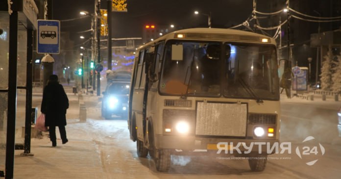 Автобусы будут курсировать к Крещенской купели в Якутске 18 и 19 января  Автобусы будут ходить от площади Павших борцов  «Вечный огонь»  до места проведения купаний на Зеленом лугу.  18 января автобусы будут работать с 12.30 до 22.00, а 19 января — с 08.00 до 22.00. Стоимость проезда составит 45 рублей при оплате наличными и 40 рублей при использовании банковских карт.