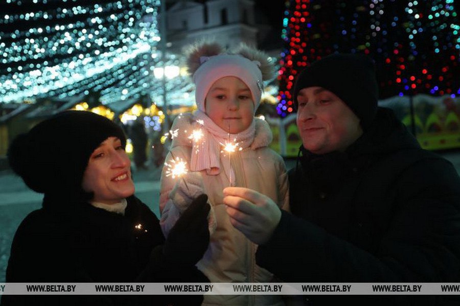 Теперь официально Александр Лукашенко подписал указ 1 об объявлении Года белорусской женщины Документ принят в целях формирования национального образа женщины труженицы популяризации роли женщин в сохранении и развитии общества