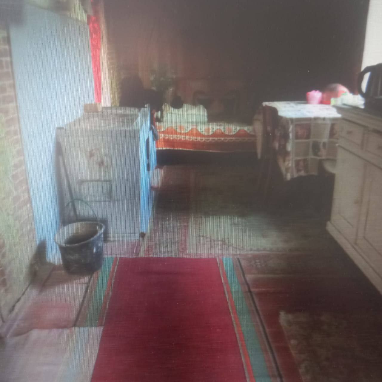 В Сакском районе вынесен приговор по уголовному делу о грабеже Судом установлено что в феврале текущего года находясь на остановке общественного гранспорта в селе Митяево обвиняемые договорились с потерпевшим о продаже ему элктроинструментов после чего отправились по адресу проживания последнего Находясь в домовладении у потерпевшего осужденные обратили внимание на имеющиеся у него денежные средства частью из которых он намеревался оплатить стоимость приобретаемых электроинструментов Один из мужчин толкнул потерпевшего а второй похитил деньги в размере 10 тыс долларов США Мужчины были задержаны сотрудниками органов внутренних дел Судом подсудимые признаны виновными и каждому назначено наказание в виде 2 лет лишения свободы условно с испытательным сроком 2 года Межрайонной прокуратурой решается вопрос об обжаловании приговора Прокуратура Республики Крым ТГ ВК МАКС Предложить пост