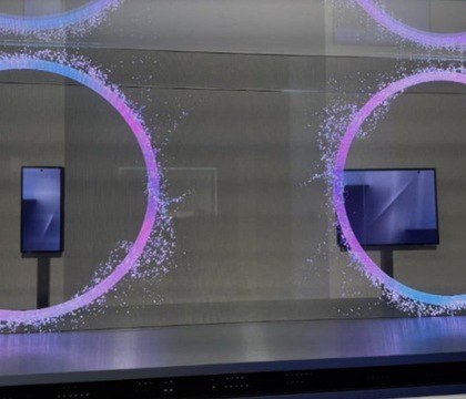 Samsung впервые официально показала тройной складной смартфон Galaxy Z TriFold Samsung впервые официально показала складной смартфон с тремя дисплеями Galaxy Z TriFold В разложенном состоянии он фактически превращается в планшет Южнокорейский техногигант также рассказал о планах по релизу устройства В рамках выставки K Tech Showcase журналистам и другим посетителям не разрешили поближе рассмотреть Galaxy TriFold подержать его в руках или опробовать