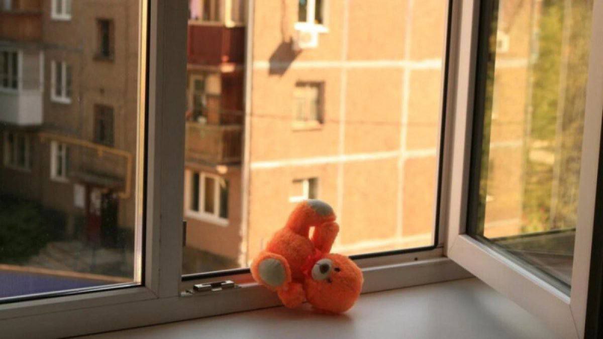 В Находке двухлетняя девочка выпала из окна четвёртого этажа 9 июля в микрорайоне Врангель в Находке из окна четвёртого этажа выпала двухлетняя девочка. Ребёнка экстренно доставили в больницу, сейчас ей оказывают медицинскую помощь. Прокуратура организовала проверку. Надзорное ведомство оценит, как уполномоченные органы выполняли обязанности по контролю за благополучием в семье. ......»..... ПОДПИСАТЬСЯ. ДПС ВЛАДИВОСТОКАе