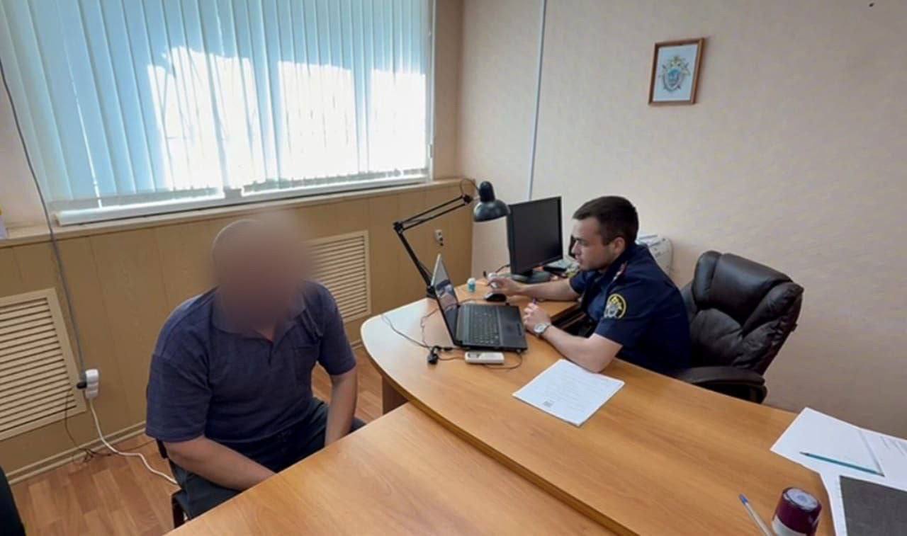 Россошанского стрелка оставят в СИЗО на 2 месяца Владимира Токарева оставили под стражей до 23 июля 2025 года. 38-летний житель Россоши подозревается в покушении на убийство двух и более лиц, а также в незаконном хранении и ношении огнестрельного оружия. На допросе мужчина дал признательные показания, в ближайшее время ему будут предъявлены обвинения. ↗ Прислать новость Подписаться