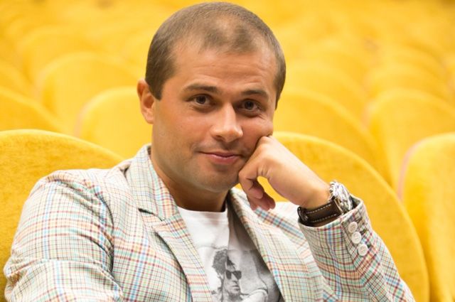 В Киеве сын экс-резидента Comedy Club насмерть сбил женщину. Речь идет об Андрее Андреевиче Молочном, главном специалисте одного из отделов киевской прокуратуры. По данным СМИ, это 24-летний сын комика Андрея Молочного из «Дуэта имени Чехова». По версии следствия, в ночь на 20 июля Молочный-младший в столице Украины на улице Большой Васильковской влетел на пешеходную зону и сбил женщину, которая скончалась на месте, а он уехал с места ДТП. Молодого человека арестовали. Сторону обвинения на судебном заседании представлял генпрокурор Украины Руслан Кравченко. 47-летний Андрей Молочный — отец подсудимого — уроженец украинского Житомира. После 2014 года переехал в Россию, где высказывался негативно об украинских властях. После начала СВО высказывался в поддержку монахов из монастыря Киево-Печерской Лавры. Сейчас якобы зарабатывает корпоративами. У комика четыре сына и дочь.