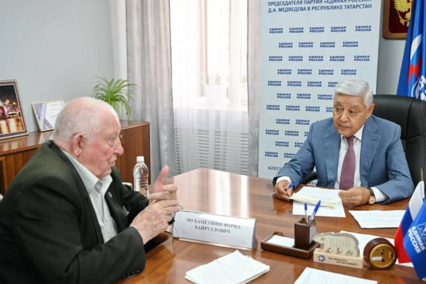 Фарид Мухаметшин провел встречу с жителями Казани Сегодня председатель Госсовета Татарстана, секретарь регионального отделения партии «Единая Россия» Фарид Мухаметшин провел личный прием граждан в региональной общественной приемной председателя партии Дмитрия Медведева. Об этом сообщает пресс-служба Государственного Совета РТ. К председателю парламента обратился 89-летний житель Казани Ахметвагиз Ягудин — заслуженный строитель Татарстана, ветеран строительной отрасли России и республики, находящийся на пенсии с 2003 года. Во время встречи он рассказал о своем трудовом пути и выразил желание продолжать активную общественную деятельность. Фарид Мухаметшин поинтересовался условиями его жизни и предложил наладить взаимодействие с ветеранскими организациями Казани и Татарстана. С инициативой к председателю Госсовета также обратилась жительница Казани Александра Мухина. Она предложила создать информационный портал «Спортивный Татарстан». По ее словам, подготовка паспорта социально значимого проекта, направленного на популяризацию физкультуры и спорта в республике, находится на финальной стадии, также ведется работа над презентацией. Проект предусматривает создание онлайн-платформы с актуальной информацией о спортивных федерациях Татарстана и интерактивной картой объектов. Пользователи смогут узнать, где в муниципалитетах можно заниматься тем или иным видом спорта и как связаться с секциями и спортшколами. Кроме того, на портале планируется публиковать свежие новости о спортивных мероприятиях. По словам Александры Мухиной, ресурс объединит всю информацию о спортивной жизни республики в одном месте, что сделает ее максимально доступной и удобной для всех заинтересованных. Подписаться Сообщить новость