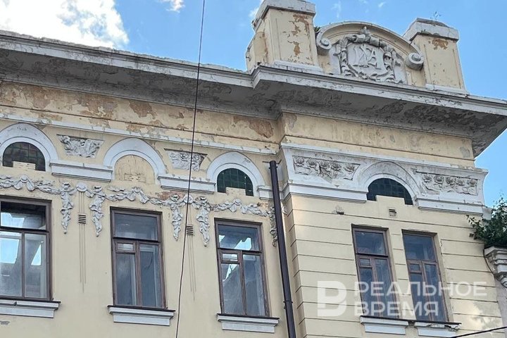 Стало известно, как будет выглядеть «Дом с подсолнухами» в Казани  После реставрации в Доме Сурина появится апарт-отель или элитное жилье  рендеры   Доходный дом Ивана Сурина 1912 года постройки, больше известный казанцам как «Дом с подсолнухами», планируют превратить в апарт-отель или жилой комплекс.   Варианты современного приспособления ОКН еще обсуждаются, сообщили «Реальному времени» в группе «ЖИК», которой принадлежит здание, но девелопер поделился эскизами, как будет выглядеть памятник после восстановления.   Старинный особняк на Горького, 26 — трехэтажное здание площадью в 2000 квадратных метров, построенное в стиле модерн. Его реставрация обойдется девелоперу как минимум в полмиллиарда рублей. С начала лета в здании у Лядского сада идут противоаварийные работы.     Подпишитесь на «Реальное время»