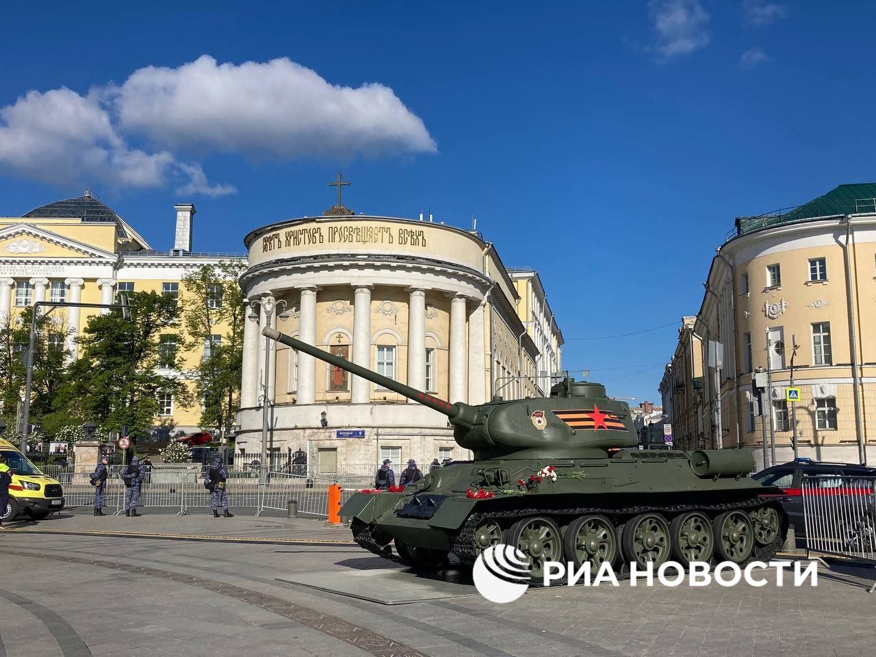 На Красной площади в Москве идут последние приготовления к параду, до которого осталось всего полтора часа.