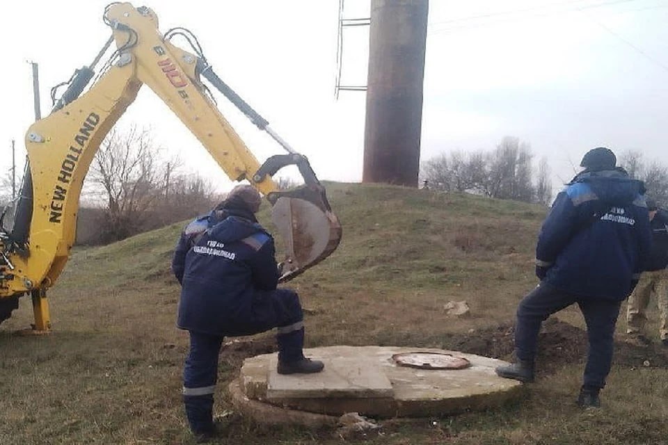 В Алешкинском округе закончили работы на сетях водоснабжения    В Алешкинском округе закончились работы на сетях водоснабжения. Специалисты отремонтировали объекты в Виноградово и Новой Маячке, а в Алешках провели работы по ассенизации стоков и откачке грунтовых вод из приемных камер и отделений насосной станции, сообщает ГУП ХО "Облводоканал".  "Ежедневно сотрудниками Алешкинского ТПУ проводится обход и осмотр водопроводных и канализационных сетей, а также осуществляется контроль за работой водонапорных башен и оборудования артезианских скважин города Алешки и прилегающих населенных пунктов", - прокомментировали в пресс-службе предприятия.  В Алешках, Виноградовке и Брилевке специалисты также ассенизировали стоки, очистили канализационные колодцы и сети водоотведения.