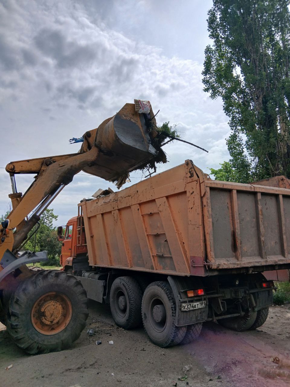 По ул. Луганское шоссе, 24 сотрудники МУП «ДЭРСУ» приступили к уборке несанкционированной свалки. В ближайшее время здесь будут установлены контейнеры для мусора.  Об этом сообщили в МУП «ДЭРСУ».   Администрация призывает жителей соблюдать чистоту и выбрасывать отходы только в специально отведённые для этого места.