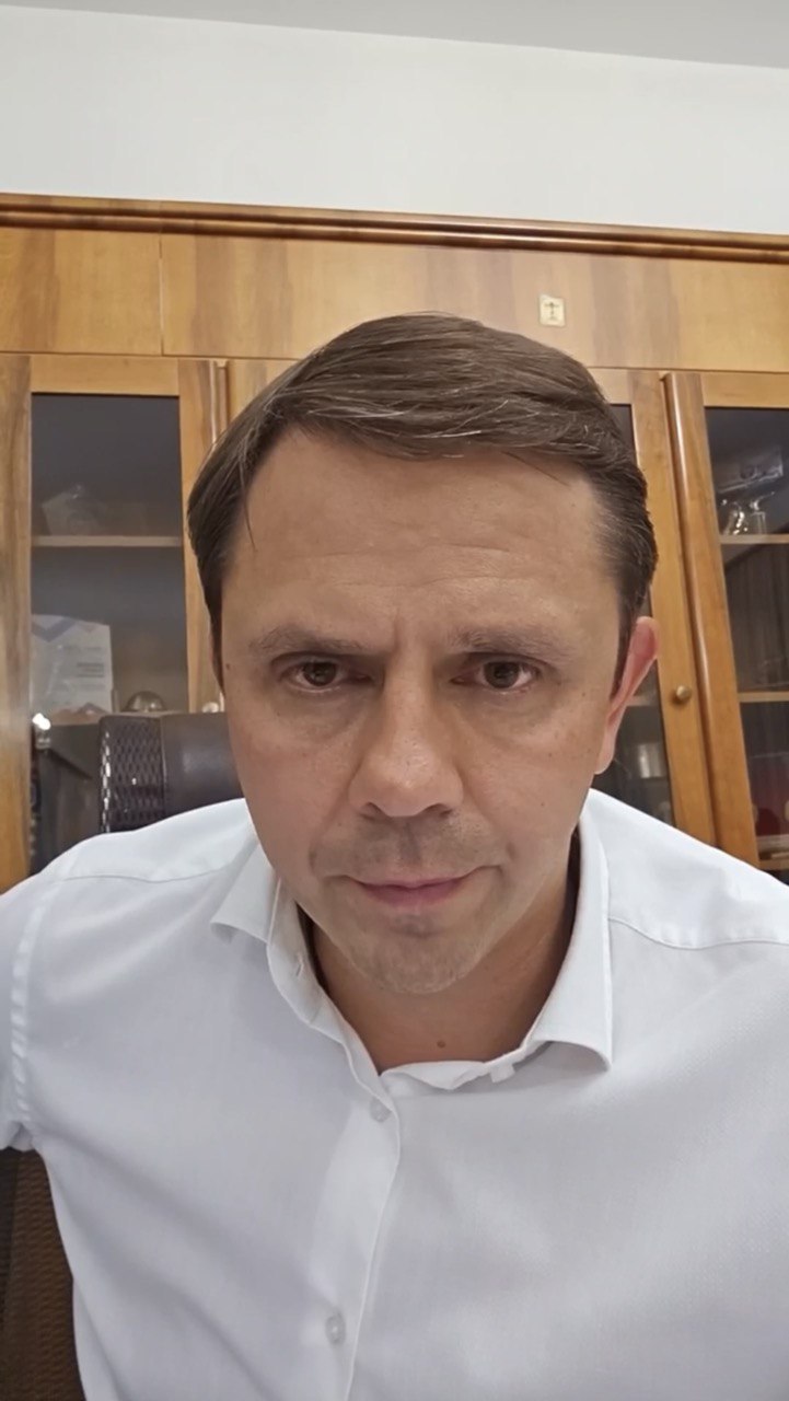 Глава региона пригласил жителей Орловщины на благотворительный марафон ПоБерегу Традиционный забег Поберегу пройдет в Орле на площади Ленина 23 августа Об этом рассказал Андрей Клычков во время прямого эфира Это не просто спорт это конкретная помощь Все собранные средства пойдут на строительство детской инклюзивной площадки Регистрируйтесь на сайте поберегу рф до 21 августа Сам к сожалению из за травмы не бегу но помогу Поддержим важное дело силой и духом