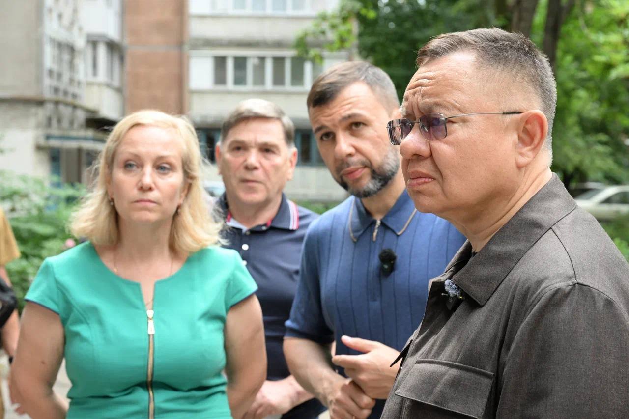 В рамках рабочей поездки в ДНР Глава Минстроя России Ирек Файзуллин совместно с Главой ДНР Денисом Пушилиным посетил прифронтовые районы Донецкой Народной Республики Осмотрели жилье в районах, пострадавших от обстрелов. В Петровском районе Донецка состоялась встреча с жильцами многоквартирного дома на ул. Стаханова, где обсудили, каким местные жители хотели бы видеть восстановление своего дома и развитие города в целом. В доме на ул. Стаханова пострадали стеновые панели наружных стен, разрушены плиты перекрытия, четыре квартиры непригодны для жизни. На данный момент оперативная обстановка позволяет приступить к восстановлению этого дома и всего района. В ходе осмотра района познакомились и пообщались с будущим строителем Дмитрием, выпускником гимназии № 107, который поделился планами на будущее. Дмитрий собирается поступать в Донбасскую академию строительства и архитектуры на направление «Промышленное и гражданское строительство». В бывших прифронтовых районах ДНР запланировано восстановить 2191 многоквартирный дом и более 240 социальных объектов. В Республике с 2022 года уже восстановлены порядка 19 тыс. социальных и жилых объектов. Еще 15 825 объектов на сегодняшний день находятся в работе. Минстрой России является координатором восстановительных работ и социально-экономического развития в воссоединенных регионах.